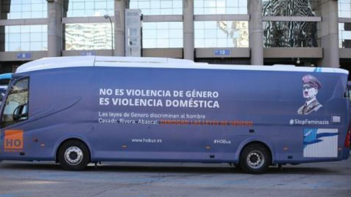 Imatge de l'autobús d'Hazte Oír que diu que 'les lleis de gènere discriminen l'home'.
