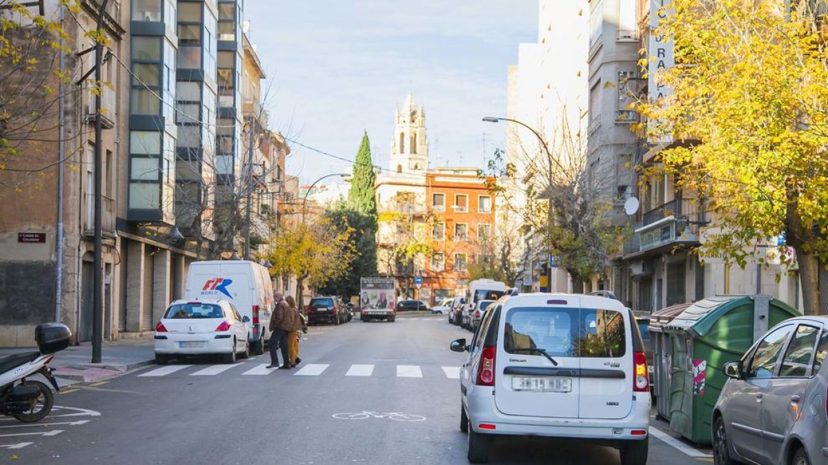 Un camión y una furgoneta, aparcados en la calzada del camino de Tarragona.