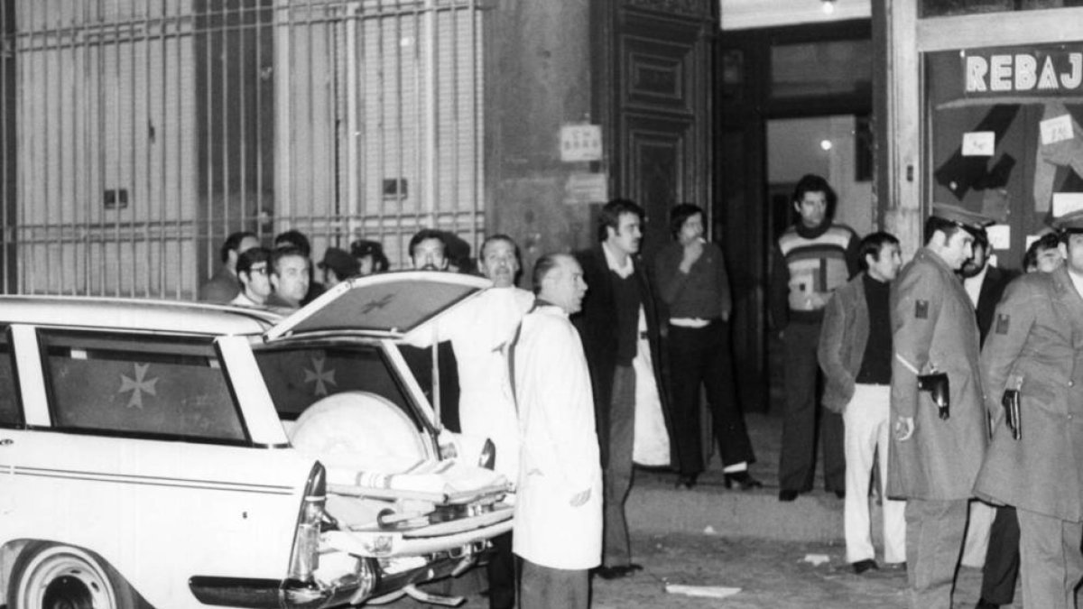 Policia i ambulàncies a la porta del número 55 del carrer Atocha de Madrid el 24 de gener de 1977.