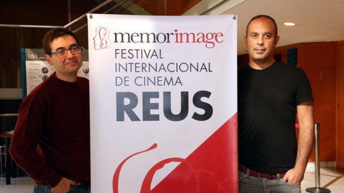 El director artístic del Memorimage, Daniel Jariod, i Ramon Tort, director del documental 'Andrea Motis, la trompeta silenciosa', amb un plafó promocional del festival, al Bartrina de Reus.