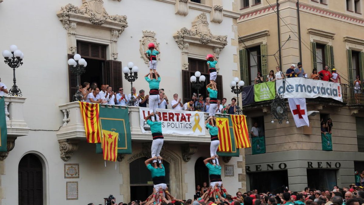 Pla general dels dos pilars de 5 descarregats pels Castellers de Vilafranca a la diada de Sant Fèlix.