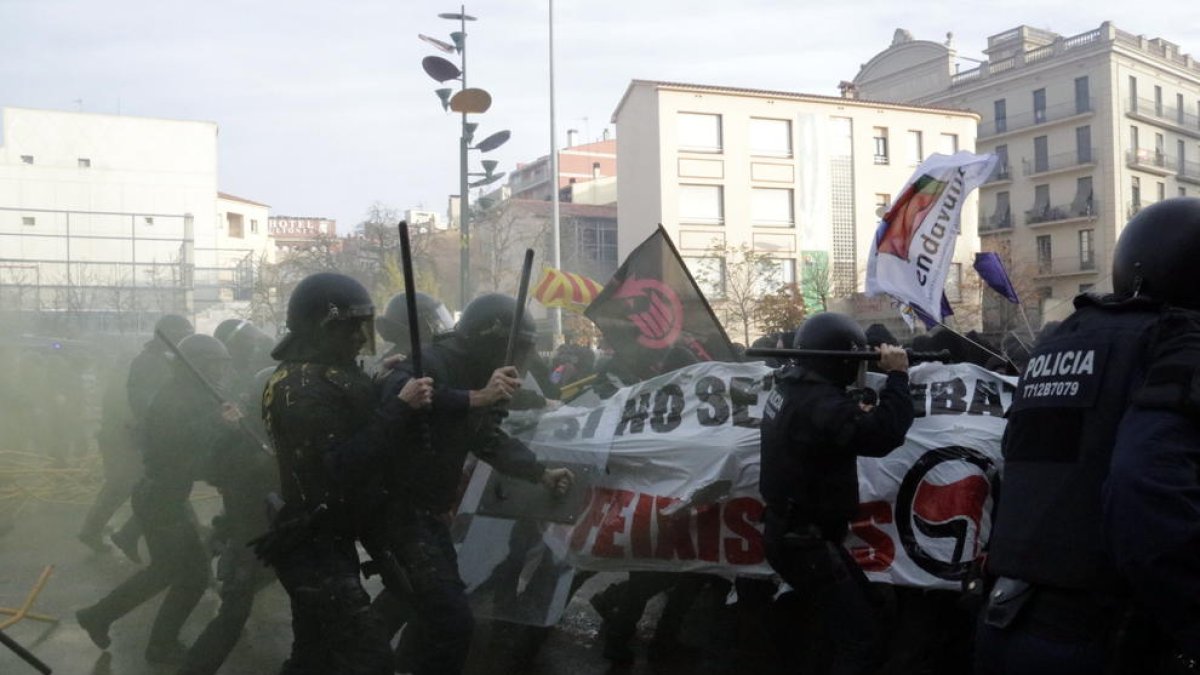 Mossos D'Esquadra cargando contra los manifestantes, este 6 de diciembre, en Gerona.