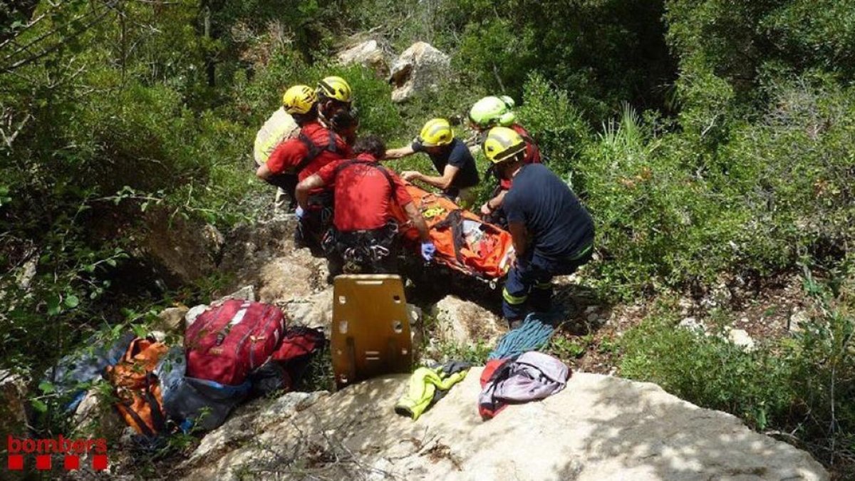 Imatges dels equips del GRAE i GEM evacuant al ferit a la Serra del Montsià.