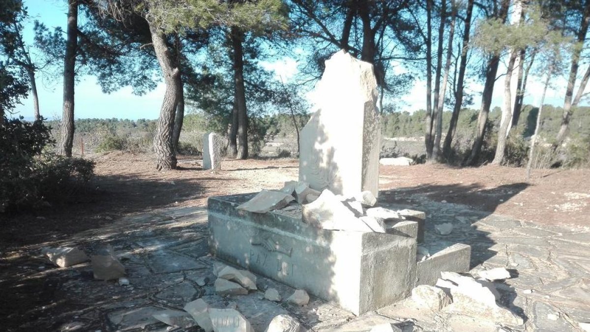 Uno de los monumentsque han sido destrozados ala tierra Alta.