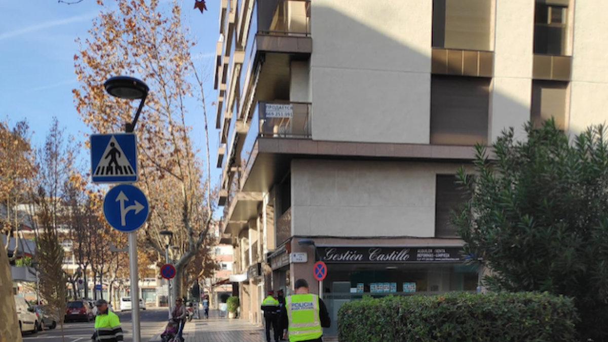 Moment de l'entrada judicial a la immobiliària de Salou.