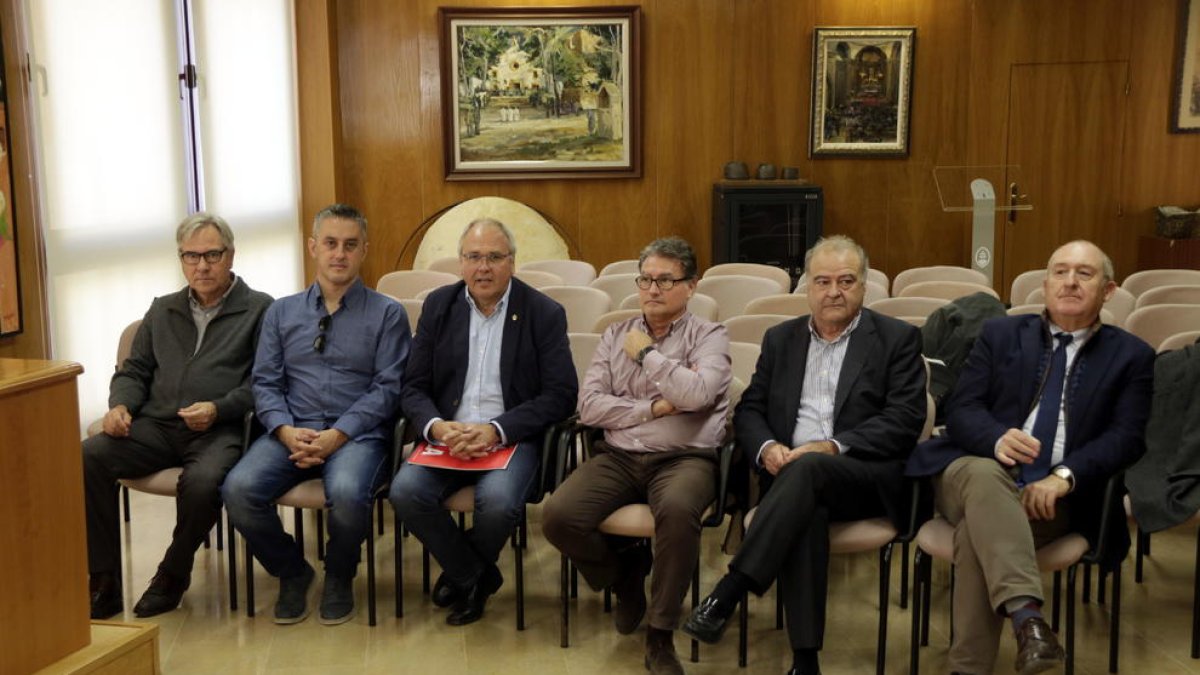 Los alcaldes del Pacto de Berà, sentados al lado del director adjunto de la Xarxa Sanitària Santa Tecla, Joan Aregio.