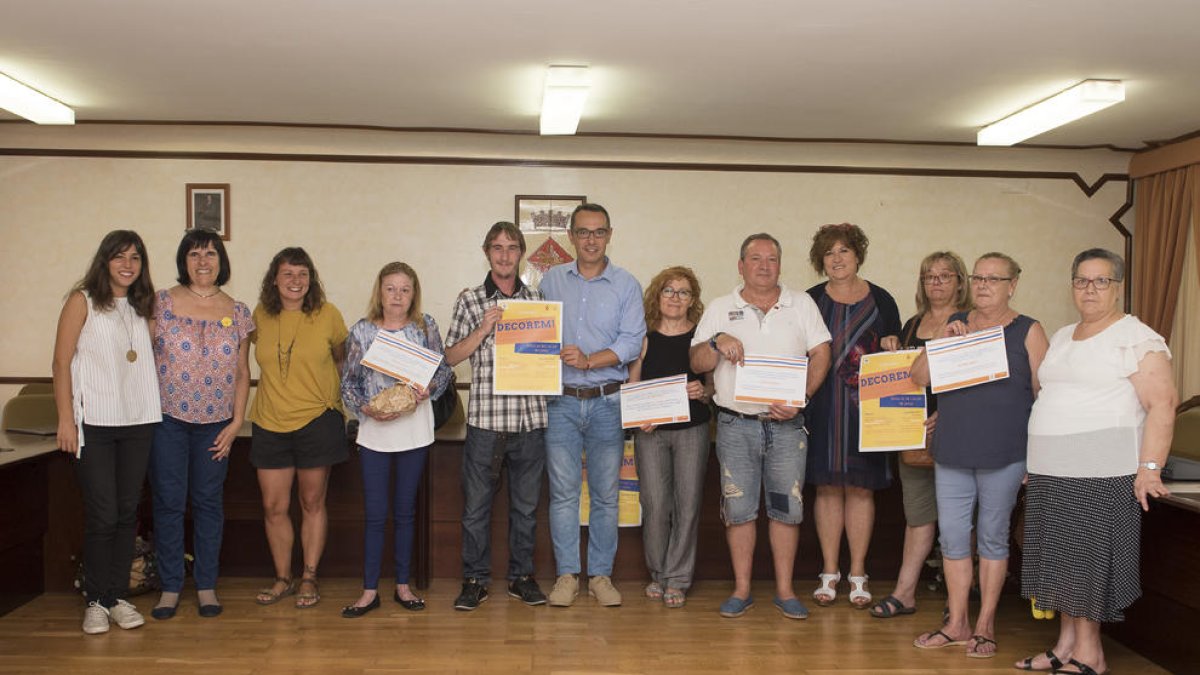 Imatge dels guardonats amb l'alcalde