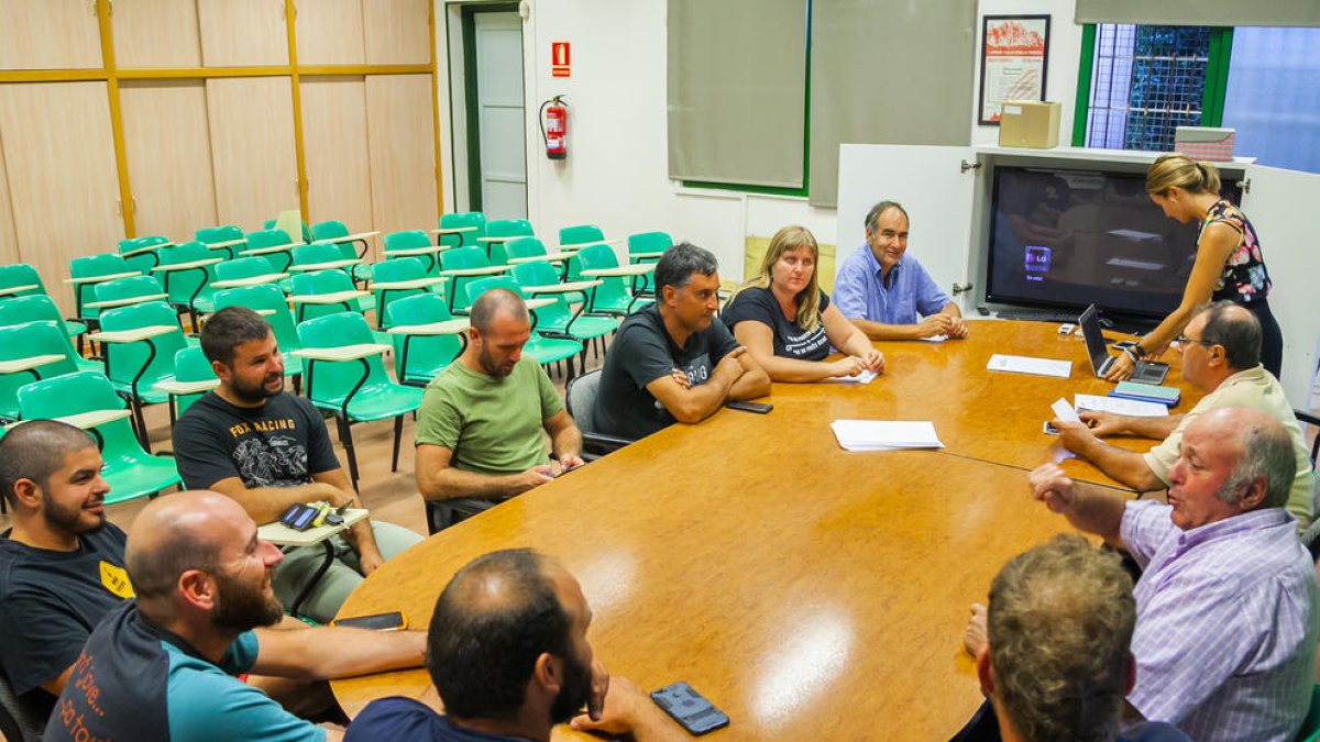 L'executiva del sector i el col·lectiu de joves, durant la trobada.