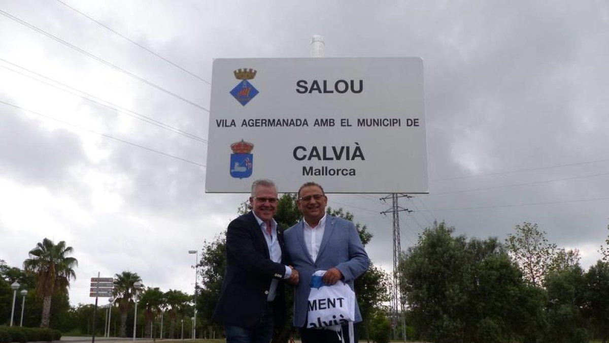 Los dos alcaldes con la placa conmemorativa de hermanamiento.