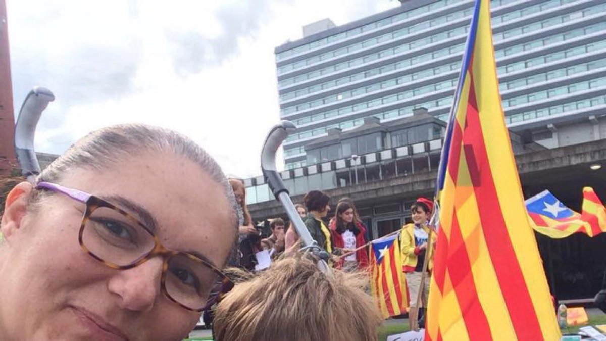 Sílvia con su hijo en un acto de Catalans a Manchester.