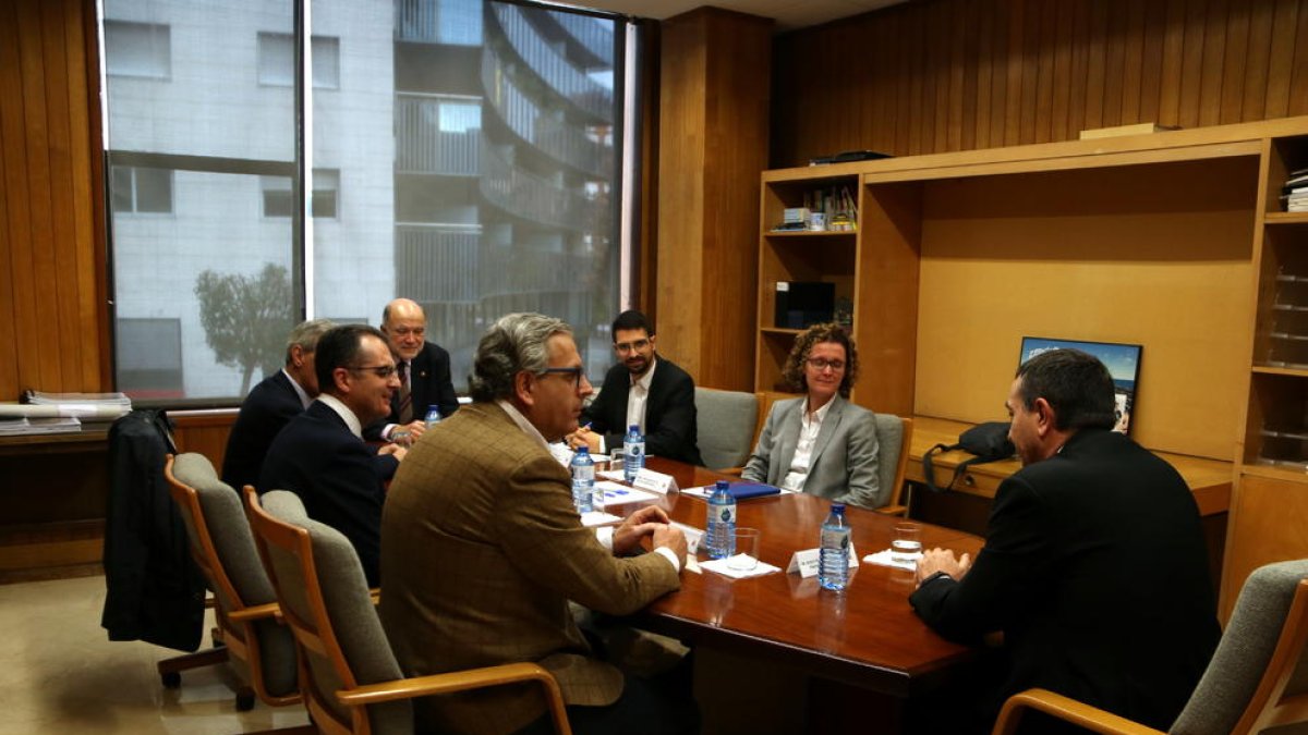 Imagen de la reunión entre el subdelegado del gobierno español, Joan Sabaté y los representantes de la industria química.