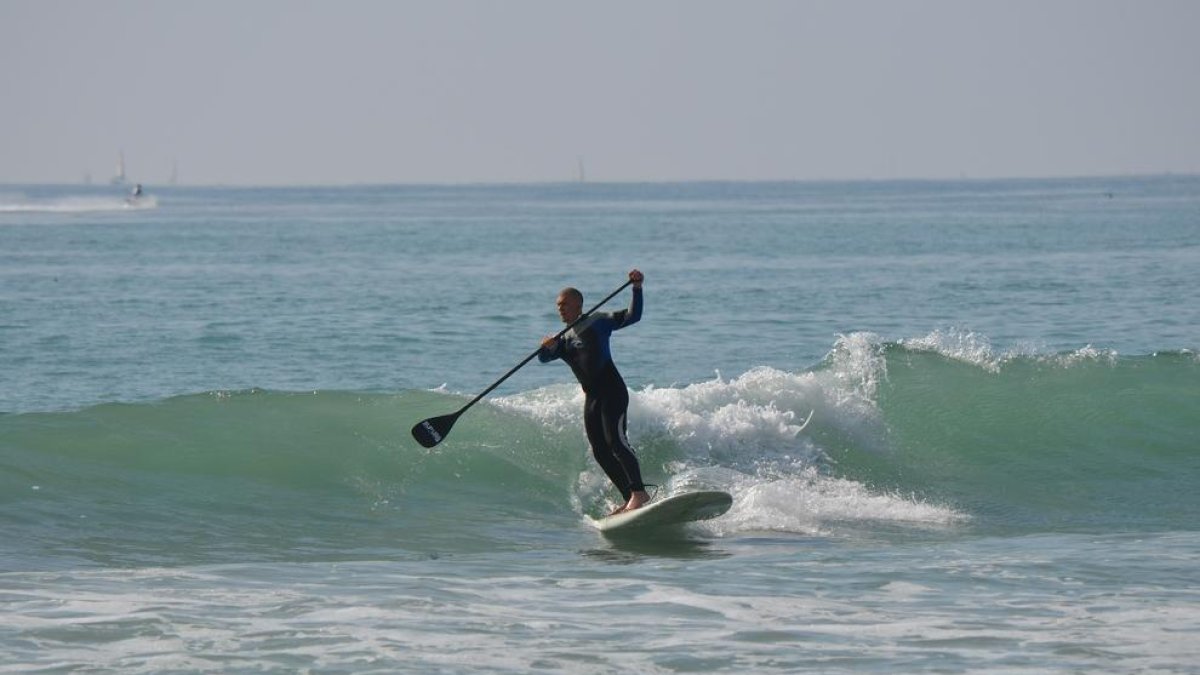 Imagen de un joven praccticant Paddle Surf.