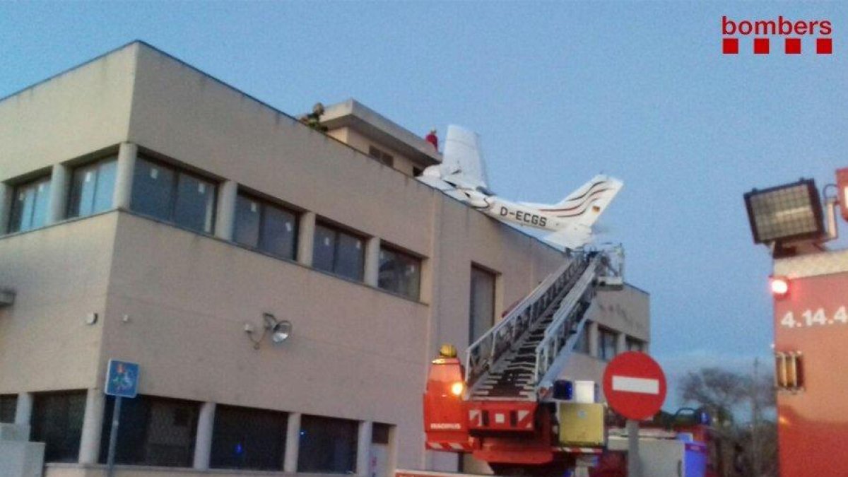 Una avioneta se ha estrellado esta tarde sobre una gasolinera en Badia del Vallès.