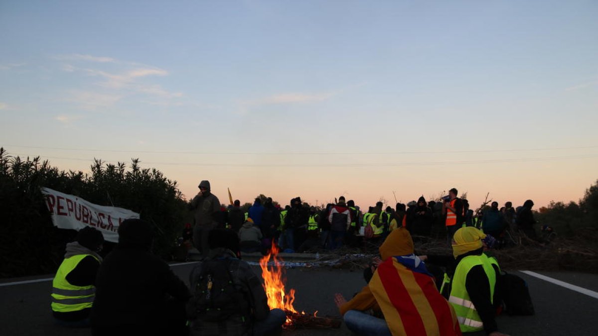Els membres del CDR en una foguera feta al tall de l'AP7 a l'altura de l'Ampolla.