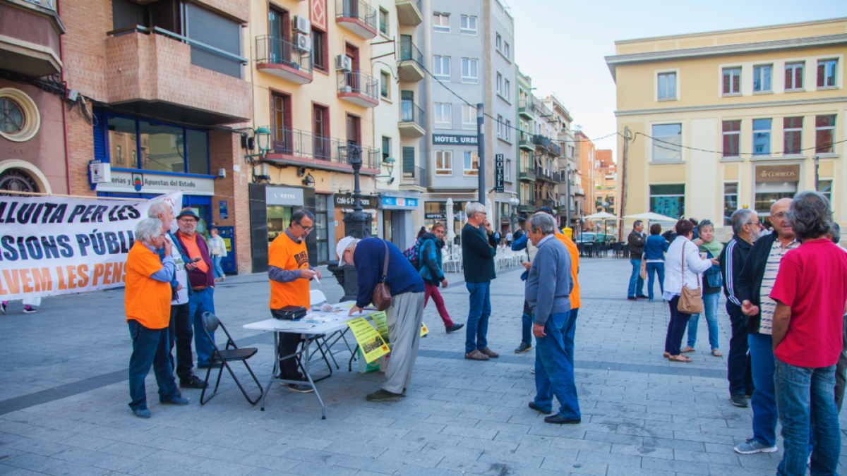 Alguns dels participants en la concentració de la Marea a la plaça Corsini ahir al matí.