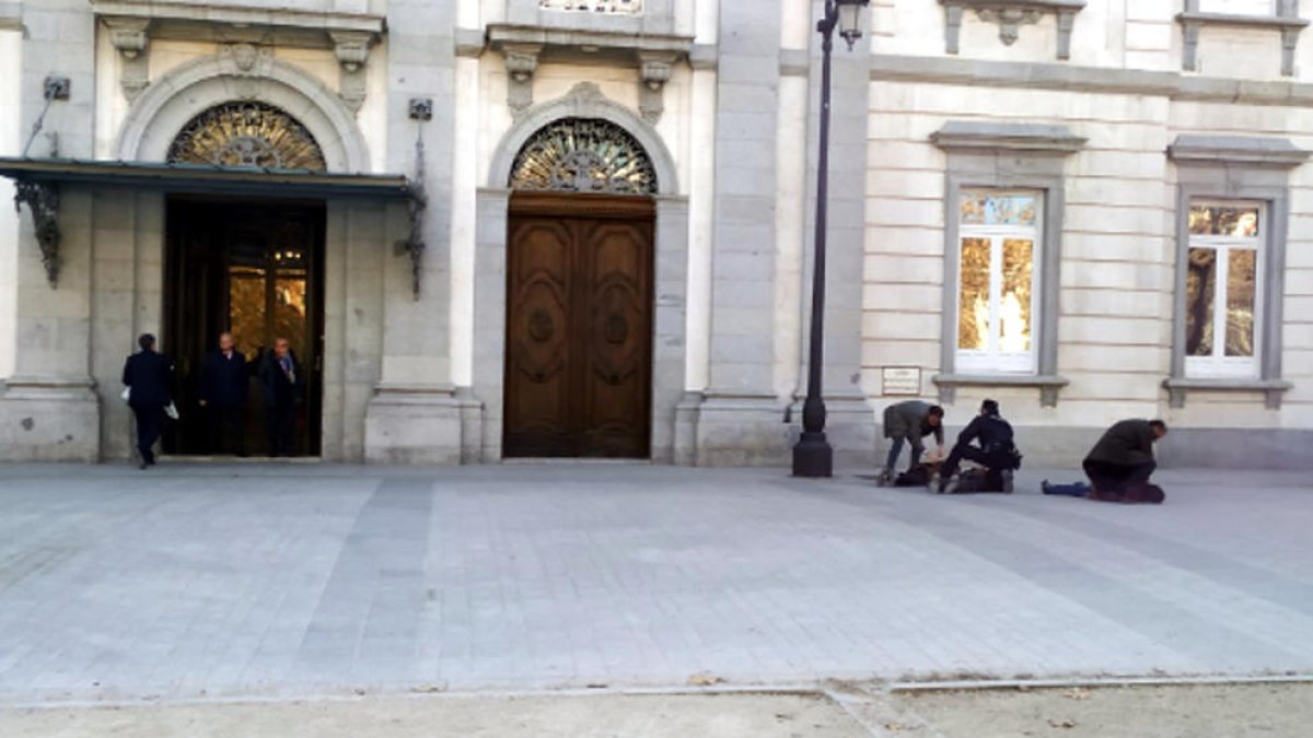 Imagen del momento que los agentes retienen a los militantes de Cerca en las puertas del Tribunal Supremo.