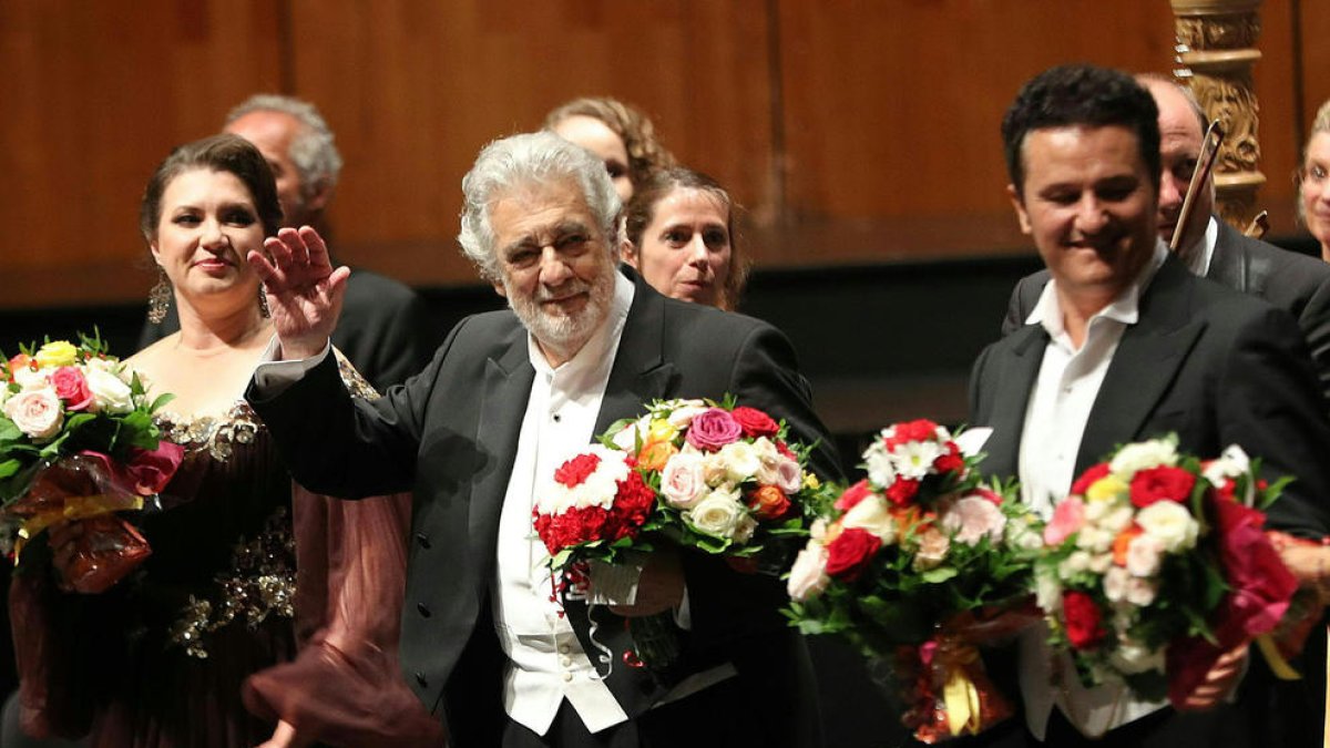 El tenor Plácido Domingo, saludando mientras recibe una ovación en Salzburgo, Austria.