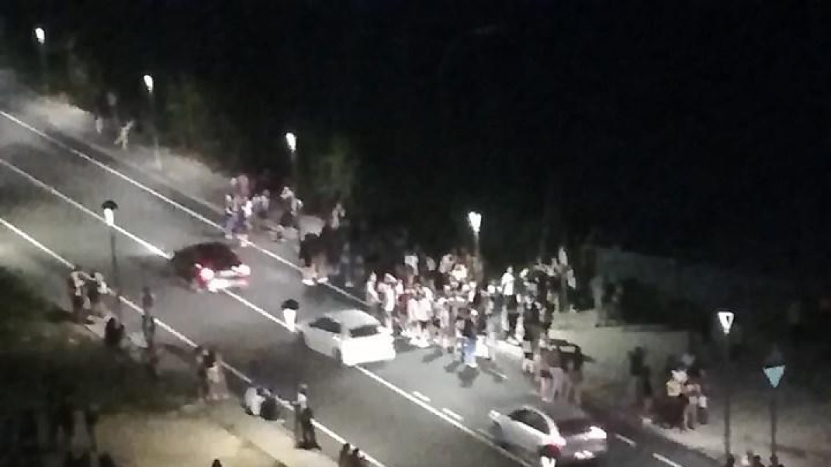 Decenas de jóvenes invadían la calle, al lado de la fiesta.