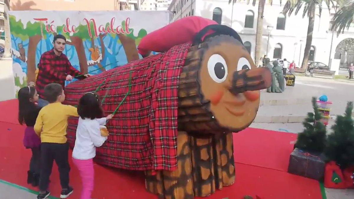 Un tió de Nadal de grans dimensions s'ha presentat aquest matí a la plaça dels Infants
