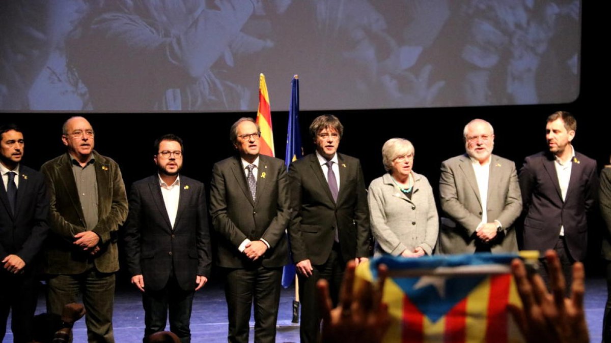 Foto de familia a l'acte de presentació del Consell per la República a Brussel·les, amb el president Torra i l'expresident Puigdemont al centre.