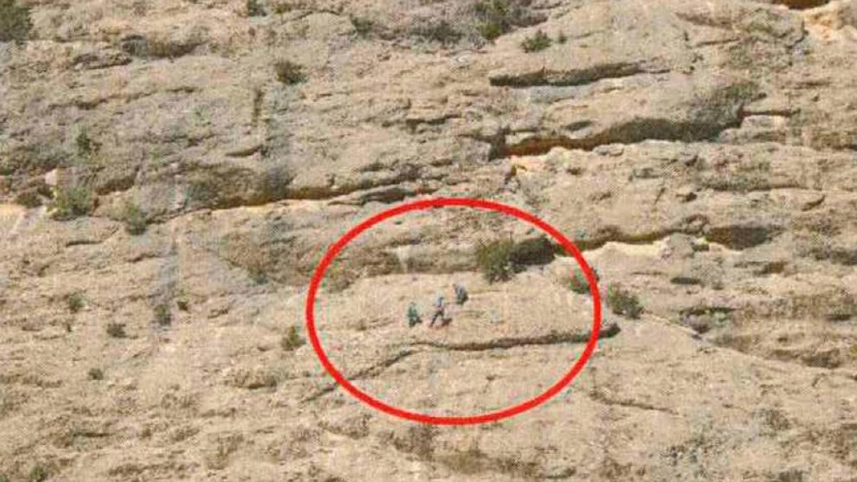 Imagen de los tres escaladores sancionados mientras llevaban a cabo la actividad.