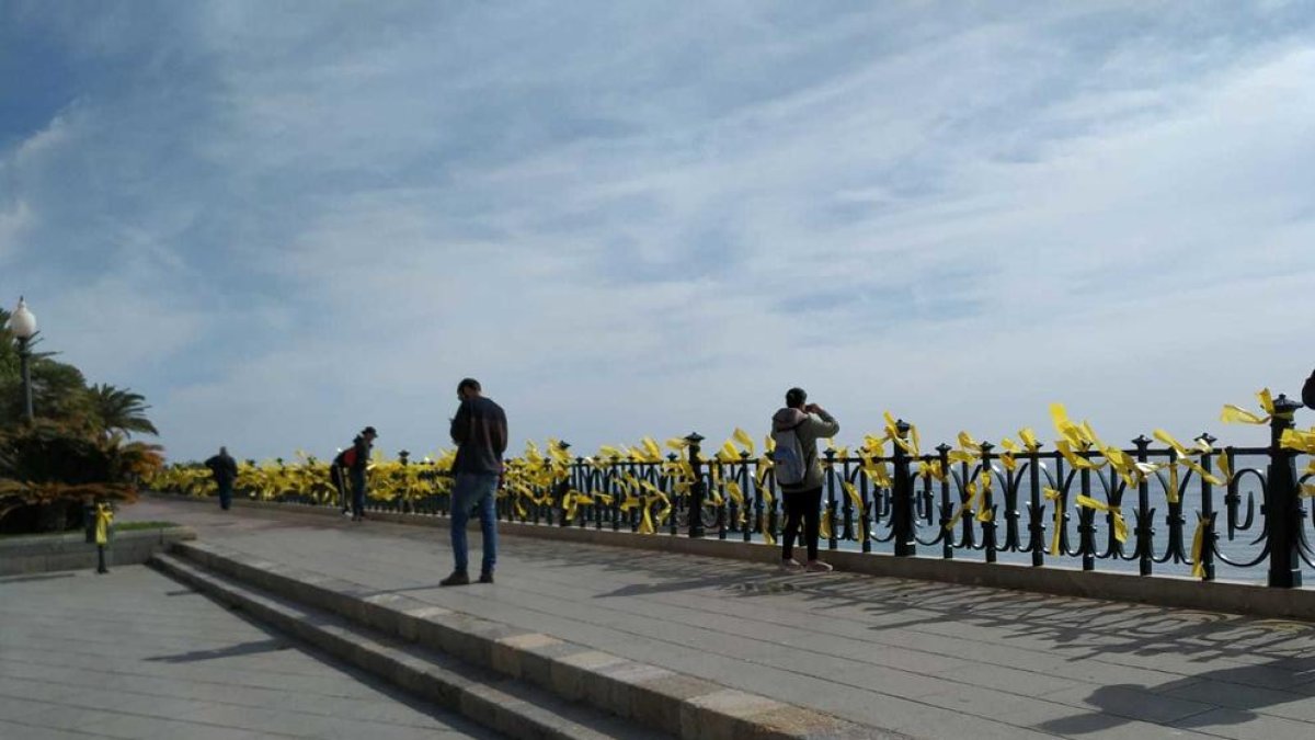 Imagen de los lazos amarillos colgados en el Balcó del Mediterrani.