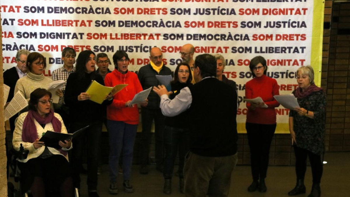 Diversos cantaires cantant nadales al Dipòsit del Rei Martí, a Barcelona.