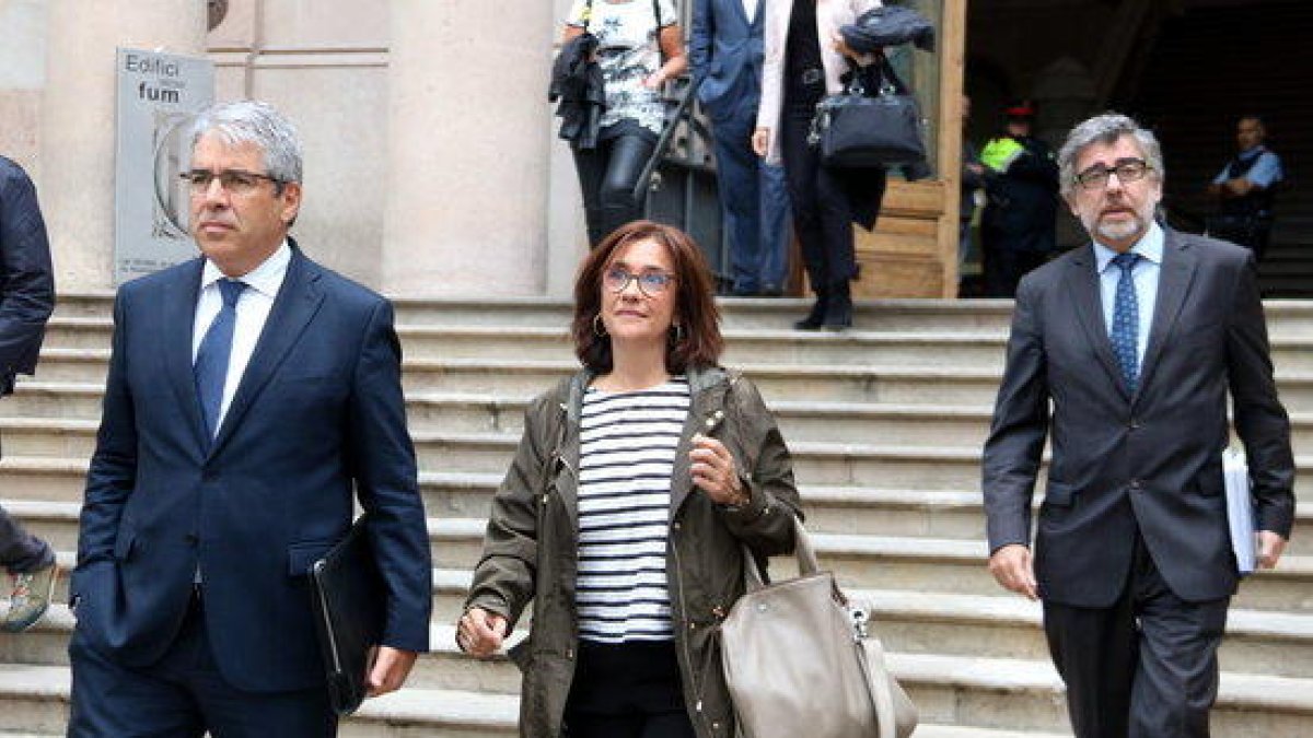 La mujer de Jordi Turull, Blanca Bragulat, con los abogados Jordi Pina y Francesc Homs saliendo del TSJC.