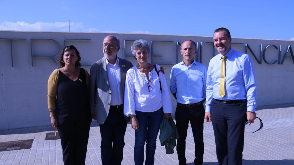 La delegación de cinco eurodiputados después de la visita a Carme Forcadell en la prisión de Mas d'Enric.