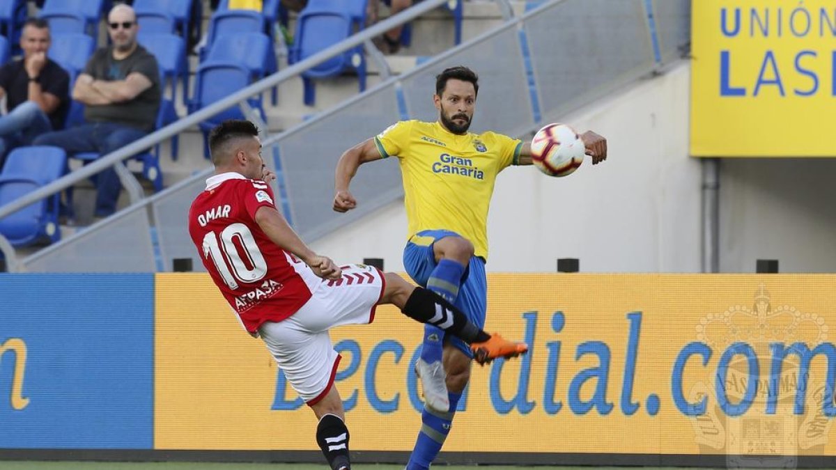 Omar Perdomo davant d'un rival durant el Las Palmas-Nàstic