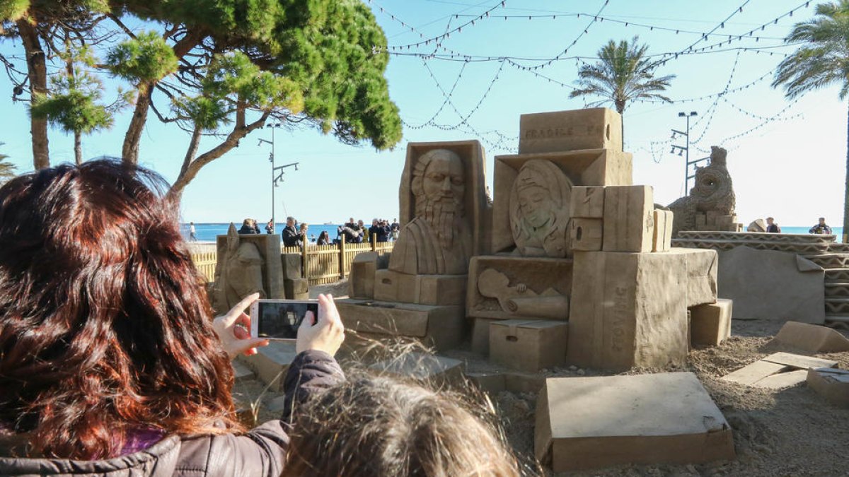 El pessebre de sorra, a la Pineda.