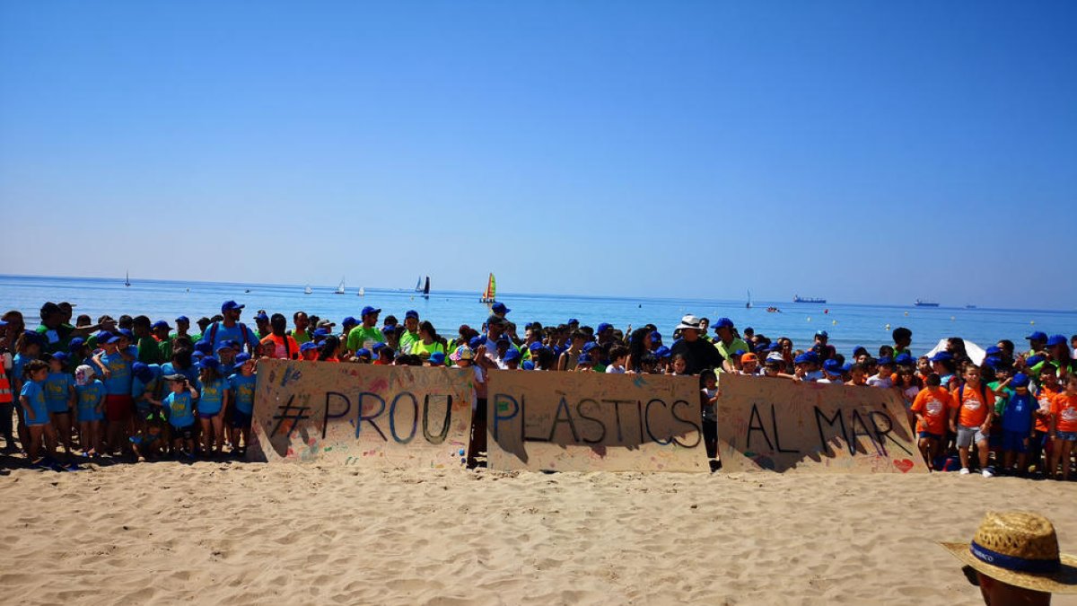 Els joves han fet un mural amb el lema 'Prou plàstics al mar'