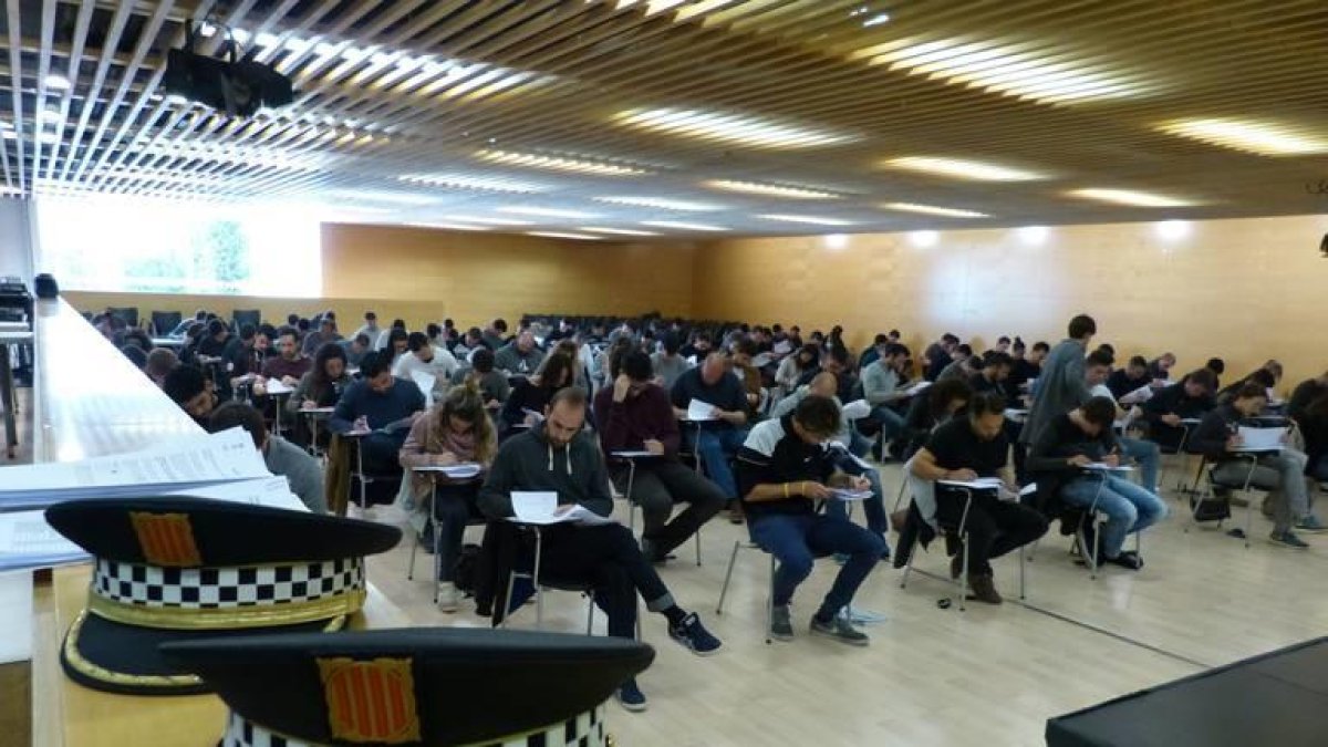 Els aspirants hauran de superar un concurs-oposició que també comptarà amb un curs formatiu i un període de pràctiques al cos policial.