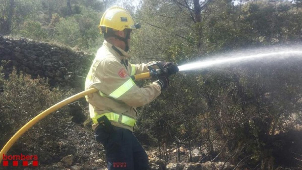 Imatge d'arxiu d'un bomber treballant en un incendi.