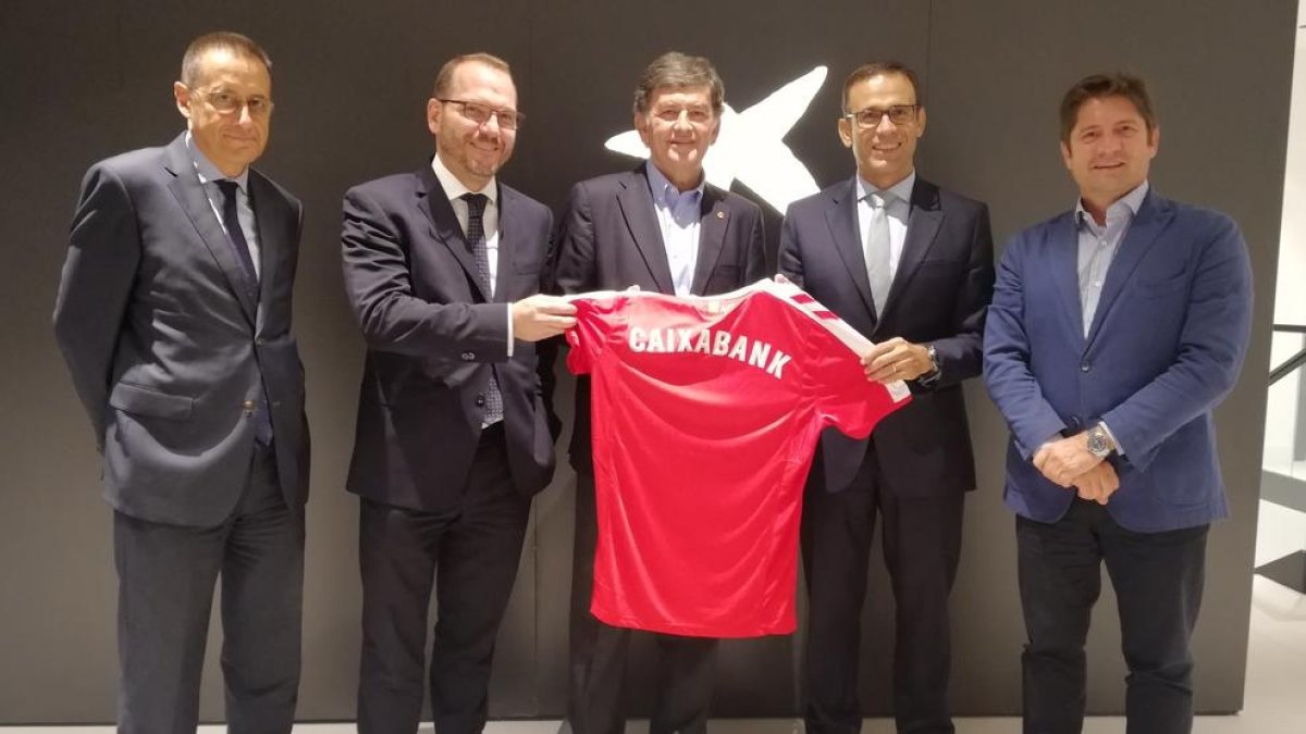 Los representantes del Nàstic, entregando la camiseta.