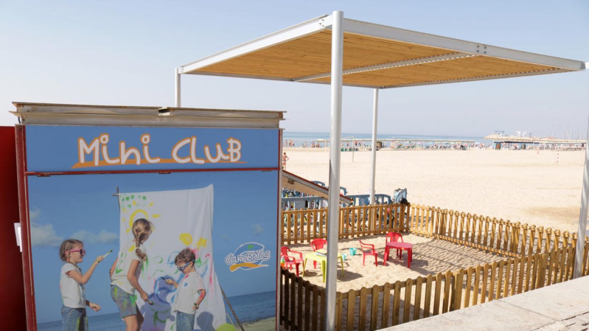 El miniclub en la playa del Regueral de Cambrils