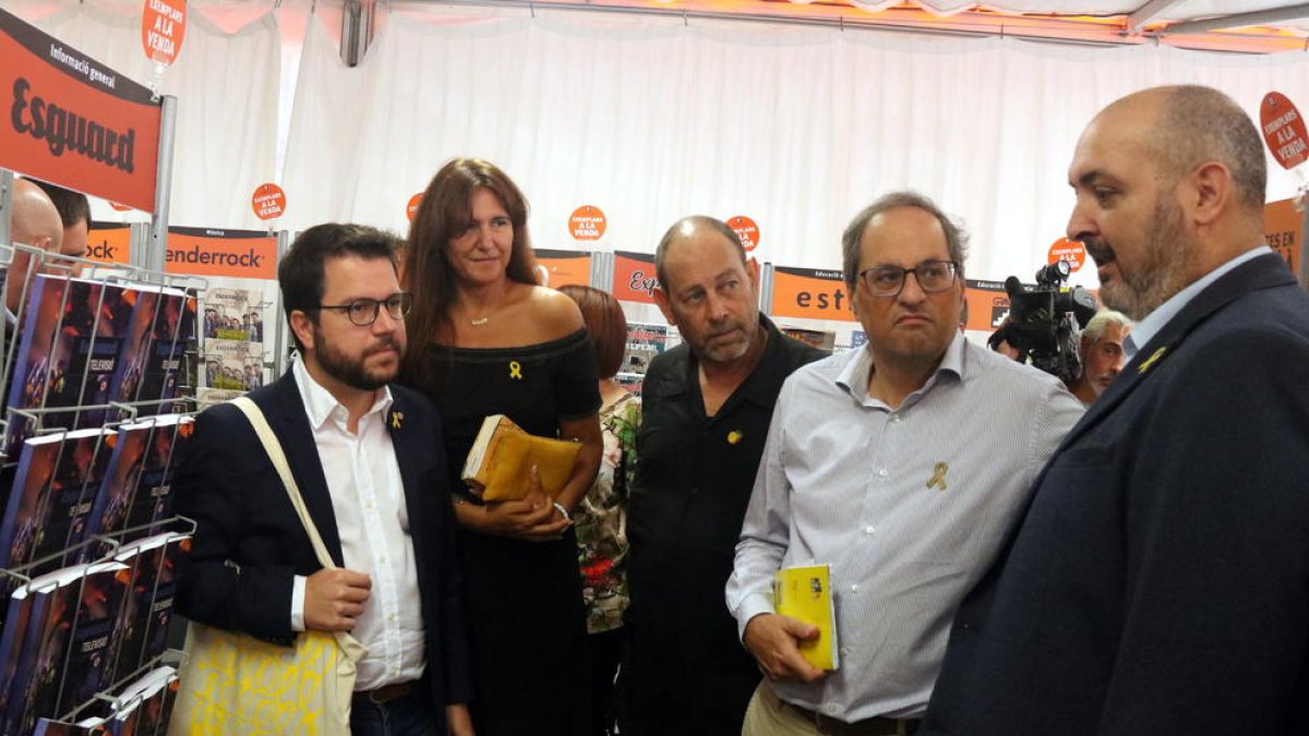 El president Torra, el vicepresident Aragonès i la consellera Borràs a un dels estands de la Setmana del Llibre en Català.