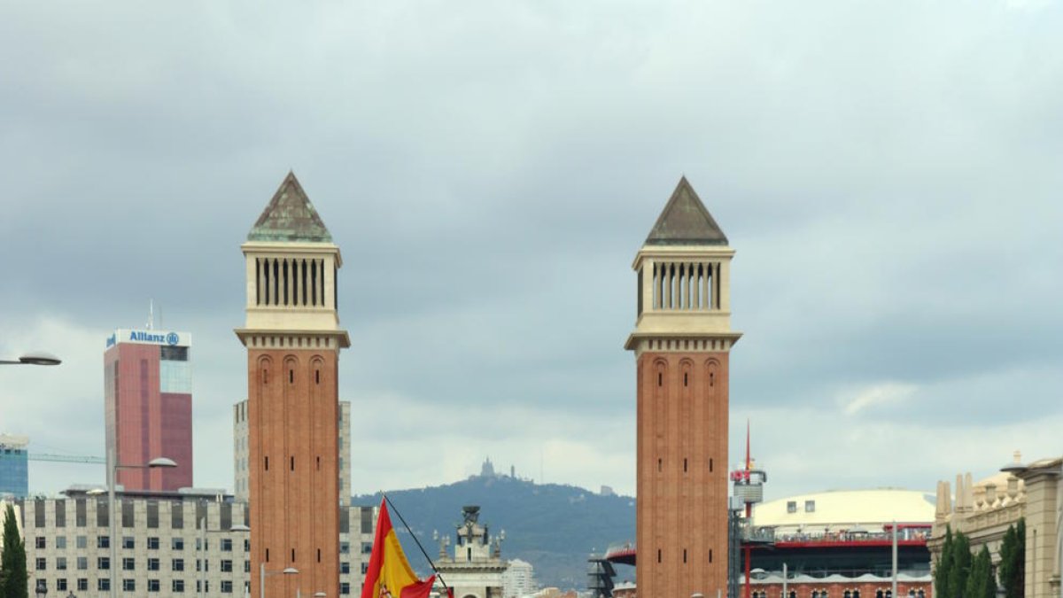 La manifestació per la unitat d'Espanya a la seva arribada a l'avinguda Maria Cristina.