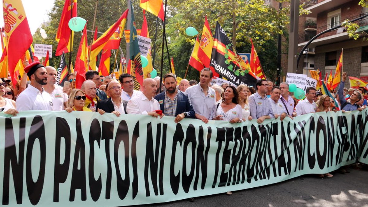 La capçalera de la manifestació a favor de la unitat d'Espanya amb el lema 'Res de pactes amb terroristes ni separatistes'.