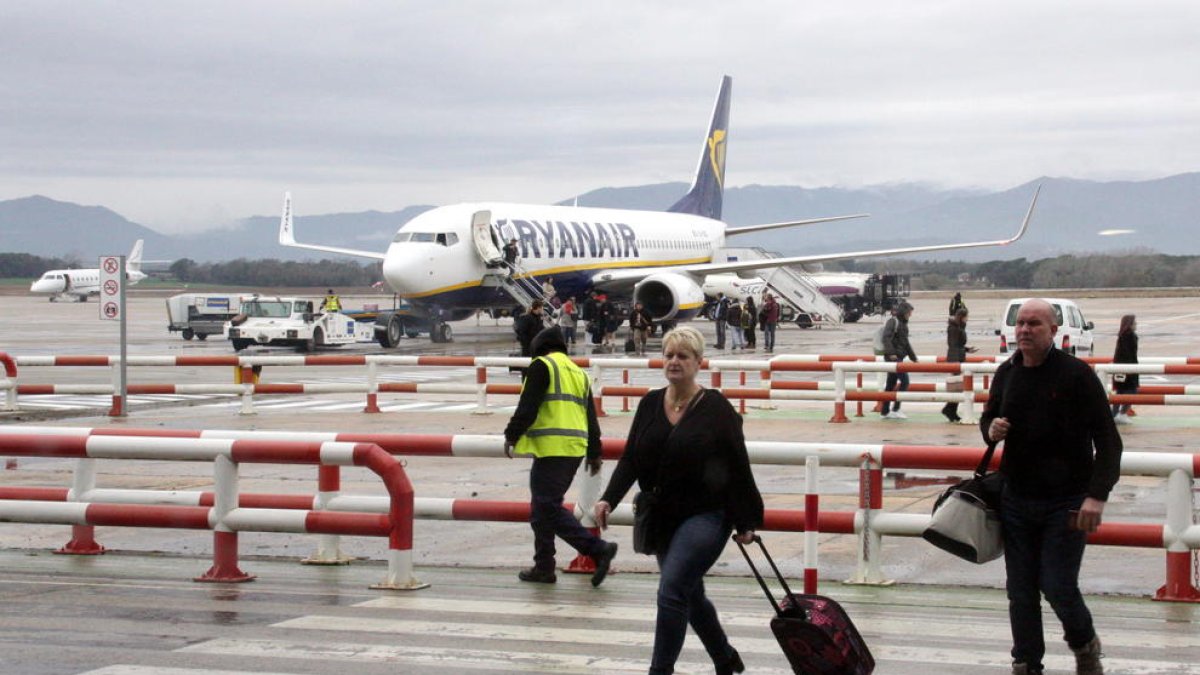 Turistas llegando en el aeropuerto Gerona-Costa Brava en un vuelo de la compañía irlandesa de abajo coste Ryanair.
