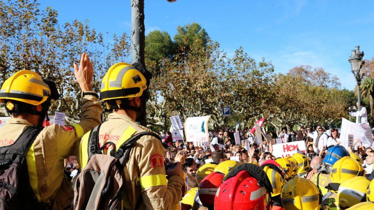 Imatge d'arxiu dels Bombers concentrats al Parlament.