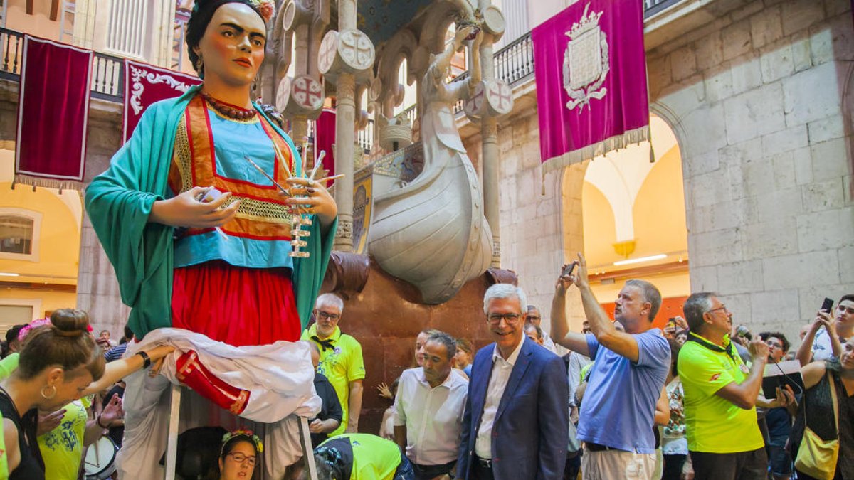 La Júlia es prepara per portar la Frida, minuts després de la presentació de la geganta adaptada.