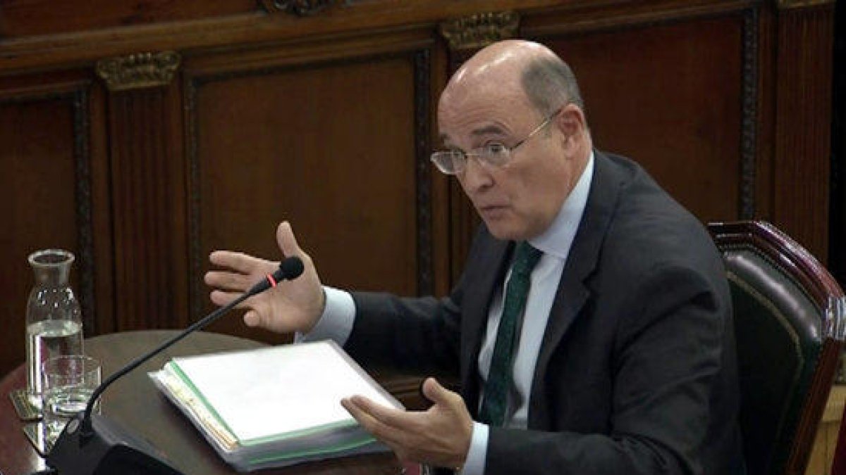 Diego Pérez de los Cobos, con papeles sobre la mesa, en el segundo día de interrogatorio en el Tribunal Supremo.