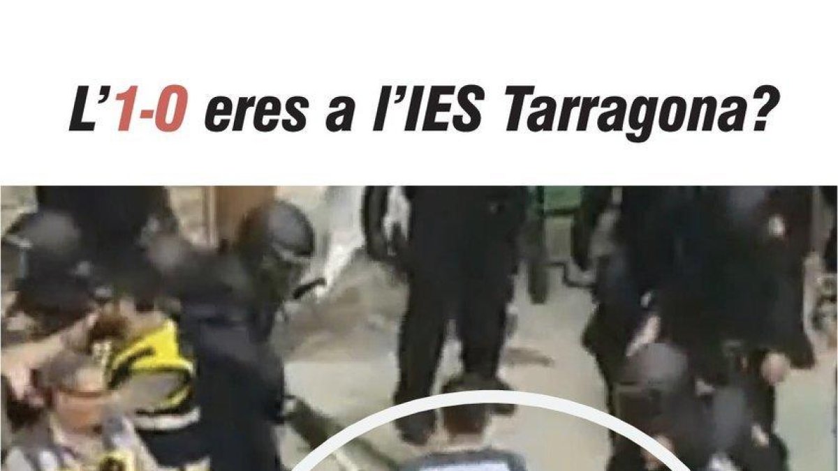 Imatge del moment de l'agressió de la Policia Nacional a una dona a l'IES Tarragona.