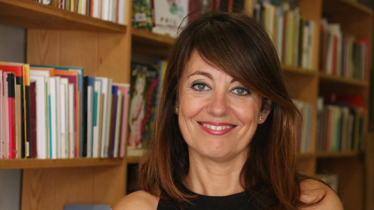 Primer plano de la autora de 'Els impostors', Pilar Romera, en la Librería Calders.