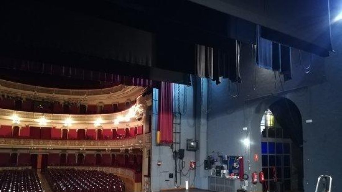 Plano general de la zona del escenario del Teatre Fortuny de Reus, durante unos trabajos de mantenimiento.