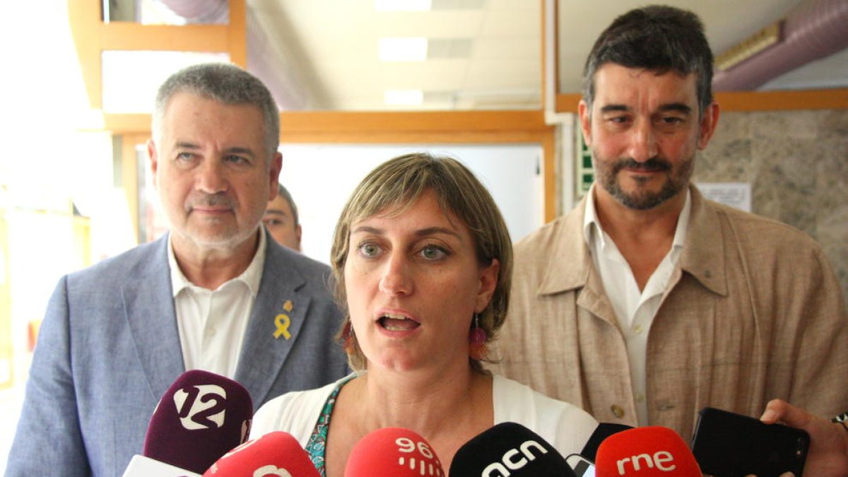La consellera de Salut, Alba Vergés, atenent els mitjans de comunicació al CAP Torreforta - La Granja de Tarragona.