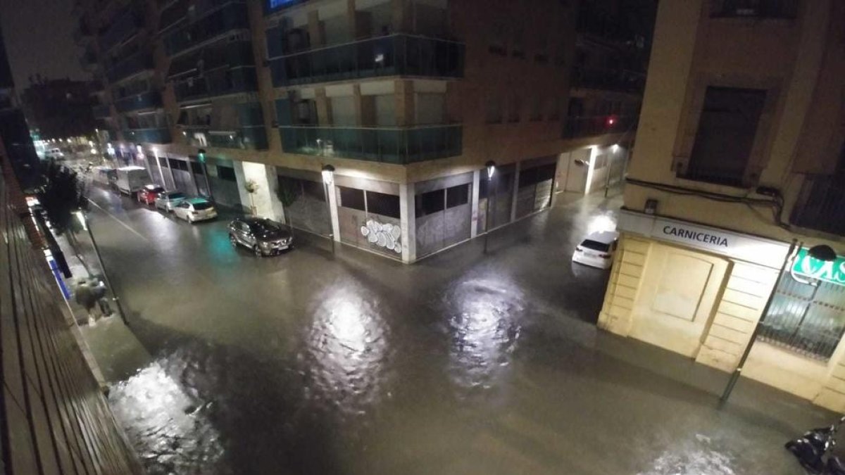 El carrer Reial inundat durant les últimes pluges del 14 d'octubre.