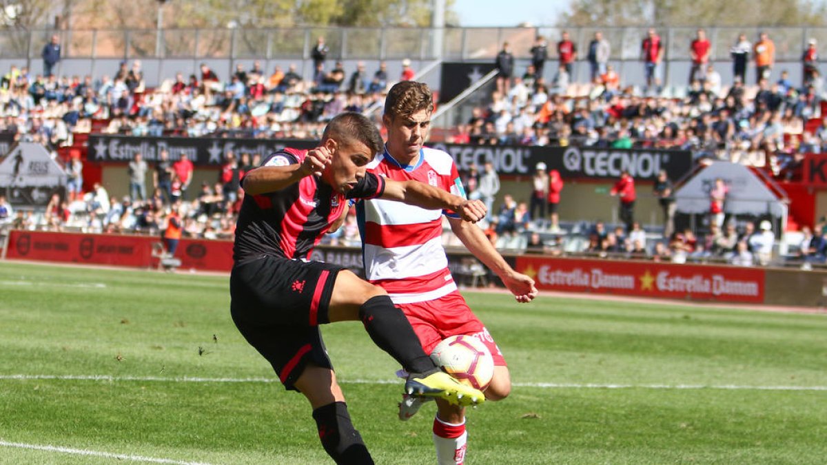 Ángel Bastos, durante un momento del Reus-Granada disputado este domingo en el Estadi Municipal.