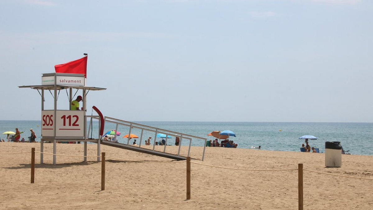 Imagen de archivo de la playa de Segur de Calafell con bandera roja.